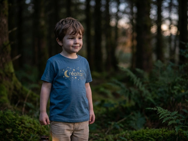 Child wearing twilightblue t-shirt with stars design, portrait