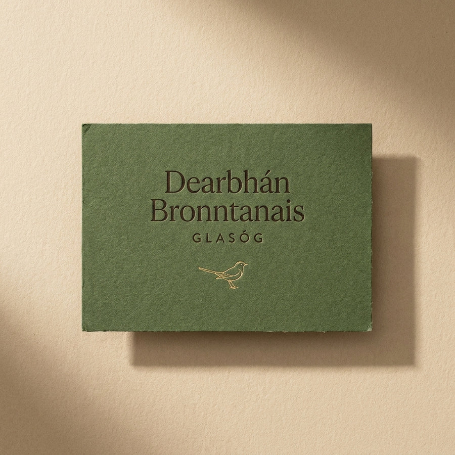 Glasóg digital gift card in moss green with Dearbhán Bronntanais lettering and gold wagtail