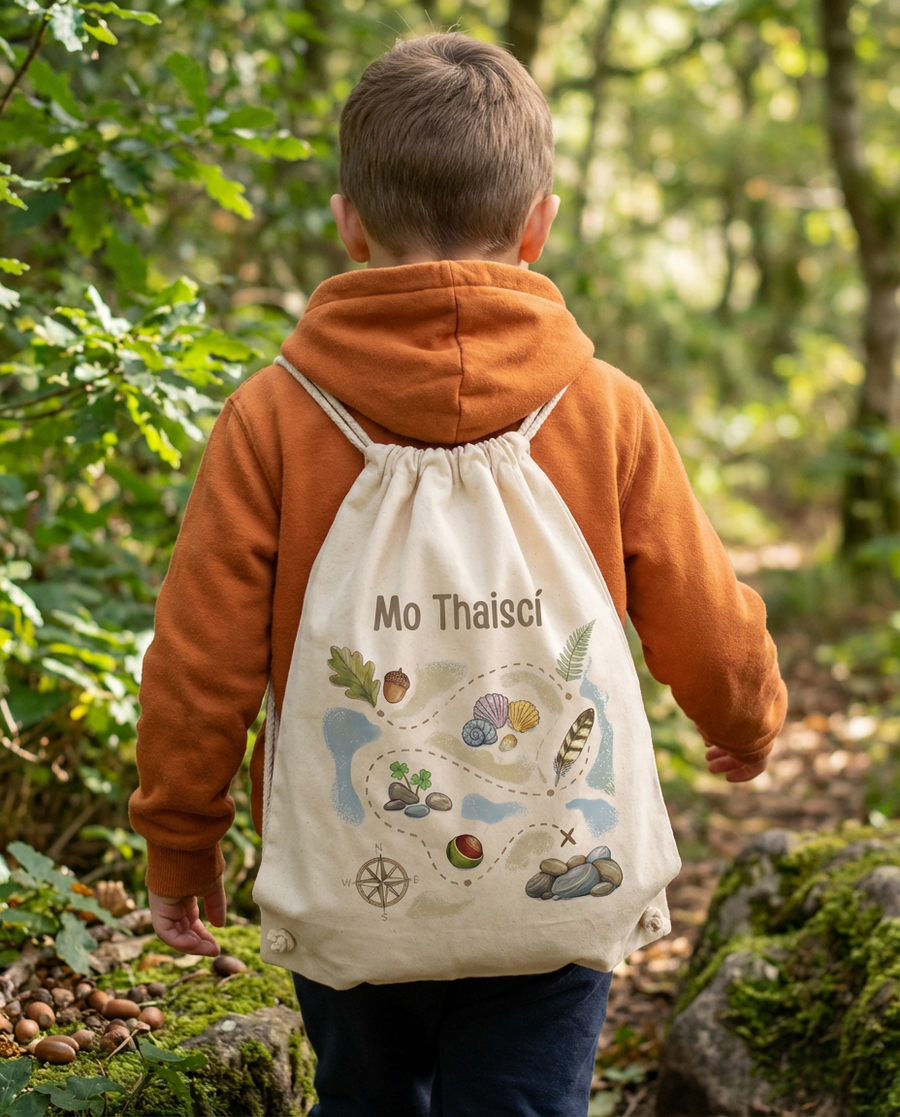 Mo Thaiscí organic cotton drawstring bag for kids, worn as backpack in forest