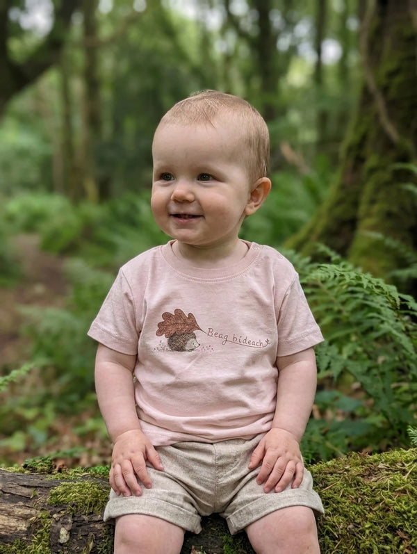 Child wearing peach t-shirt with beagbideach design, portrait