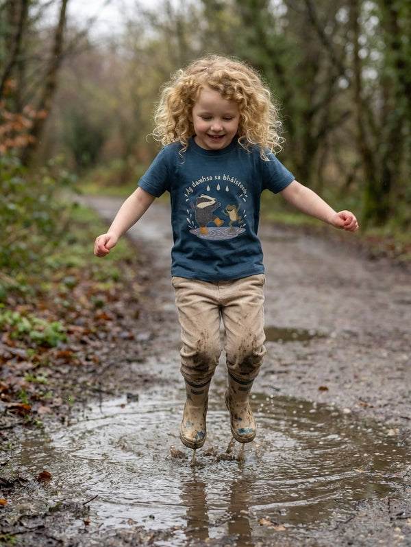 Child wearing twilightblue t-shirt with badger-frog design, portrait